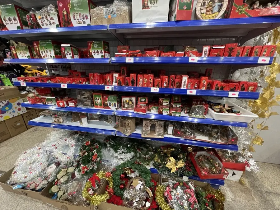 Estanterías con adornos de Navidad